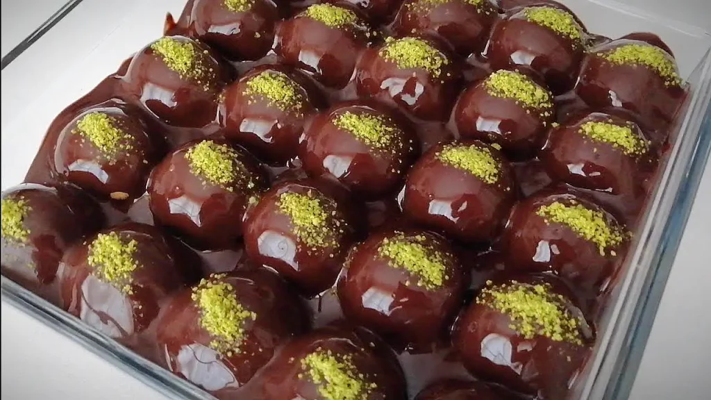 Çikolata Soslu Pratik İkramlık Tarifi