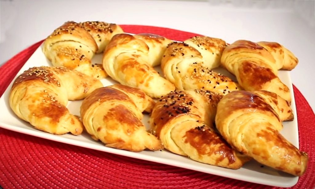 Mayalı Hamurdan Katmer Poğaça Tarifi